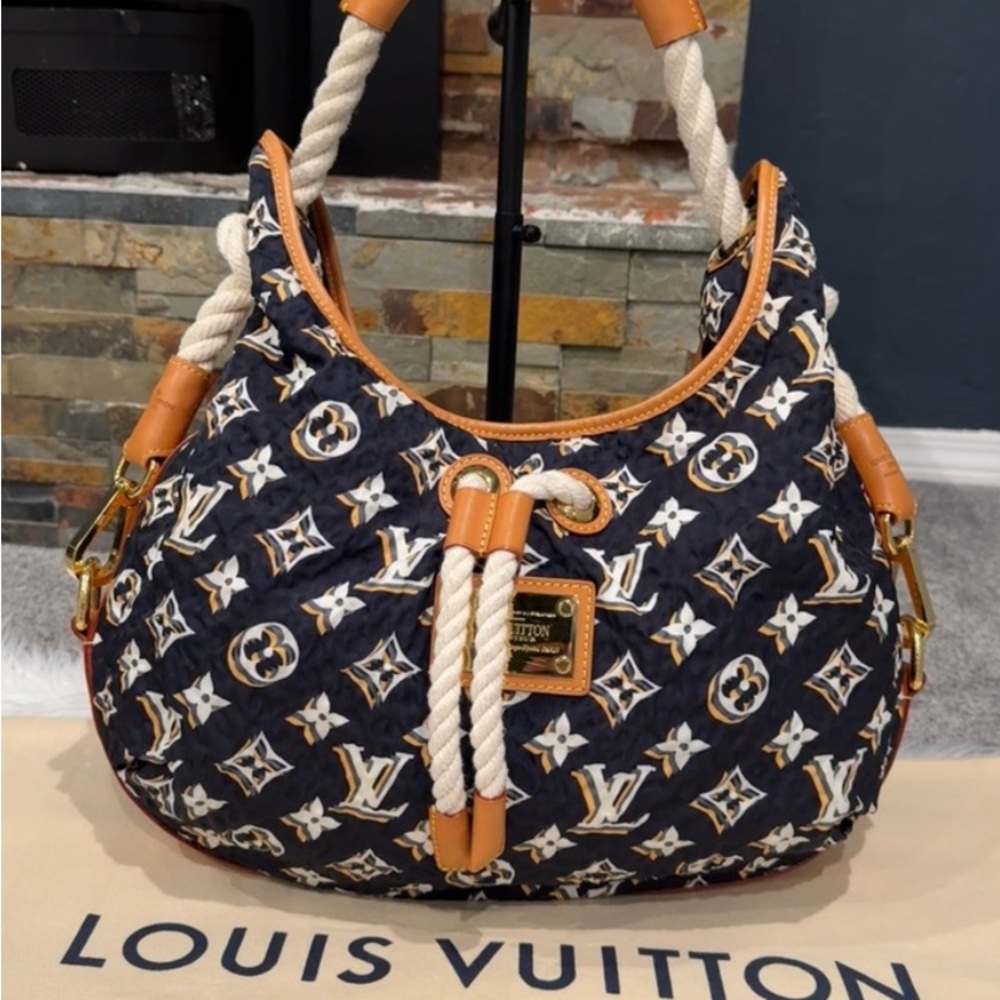 Authentic Louis Vuitton Cruise bulles, Hobo shoulder bag  with COA 🔥🔥🔥